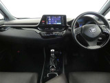 運転席・助手席を入れたインストルメントパネル全体画像です。