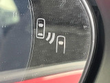 【ブラインドスポットモニター】走行中、ドアミラーの死角になりやすい箇所に後続車が接近するとサイドミラーのレンズに警告を表示!ドライバーに注意喚起をしてくれます。