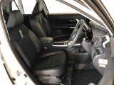 運転席の座面高さを調整できるシートリフターが付いています。