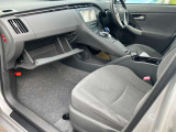 助手席の膝元です。車検証入れなどにご活用ください。