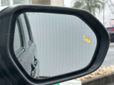 隣車線を走る車両をレーダーで検知し、ドアミラーでは確認しにくい後側方エリアに存在する車両に加え、急接近してくる車両も検知します。車両を検知するとドアミラーに搭載されたLEDインジケーターが点灯します。