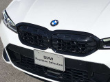 左右のキドニー・グリルの中心にはBMWのエンブレムが鎮座し、個性を放つデザイン性を兼ね備えました。