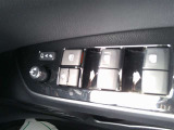 運転席から全てのドアの窓を操作できます。