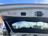 後ろが狭くてもサッと積める。途中で止められる安心のバックドア。後ろの駐車スペースが狭い時に重宝しますよ♪