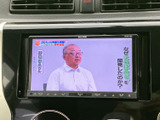 停車中に番組を楽しめるTV機能。休憩時間などにリラックスできます。後部座席の方も楽しめますので、長距離移動も快適に過ごせるでしょう。