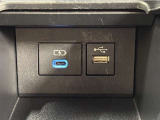 通信用と充電用USBーCポート付き。スマートフォンやタブレットなどの充電に便利です。