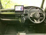 運転席周りはシンプルで機能的なデザイン。操作しやすい配置で、快適なドライブをサポートします。広々とした空間で、リラックスした時間を過ごせます。