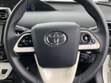 握りやすい形状で、正確な操作を可能にするステアリング。オーディオや通話機能など、便利なスイッチ類を操作できます。快適な運転をサポートします。