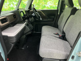 運転しやすい位置に配置された操作系で、快適なドライビングをサポートします。広々とした空間で、リラックスして運転できます。
