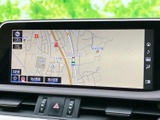 見やすい地図表示で、運転中の情報収集をサポート。周辺情報も確認でき、スムーズな移動を助けます。目的地設定も簡単に行えます。