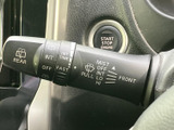 雨天時でもクリアな視界を確保できるワイパーレバー。操作も簡単で、運転の安全性を高めます。速度調整も可能ですので、状況に合わせて使い分けられます。