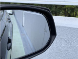 隣車線を走る車両をレーダーで検知し、ドアミラーでは確認しにくい後側方エリアに存在する車両に加え、急接近してくる車両も検知します。車両を検知するとドアミラーに搭載されたLEDインジケーターが点灯します。
