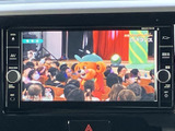 停車中にテレビや映像を楽しめるので、待ち時間も快適に過ごせます。後部座席での移動も退屈させません。