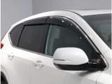 雨の日、窓を開けても雨が室内に入ることなく空気の入れ替えができるドアバイザー!どんな時でも換気をしたい方には特にオススメです!