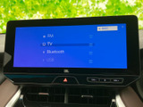 お好みの音楽をクリアな音質で楽しめるオーディオシステム。様々なソースに対応しているので、快適なドライブ空間を演出します。こだわりのサウンドを堪能できます。