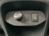 バックモニターで後方の状況を確認できます。狭い場所での駐車や、後退時の安全性を高めてくれる心強い味方です。