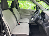 広々とした室内空間が魅力。運転席からの視界も広く、運転操作もスムーズに行えます。快適なドライブをサポートする空間です。