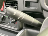 雨の日の運転をサポートするワイパーレバー。操作も簡単で、フロントガラスをクリアに保ちます。視界を確保し、安全な運転をサポートします。