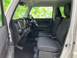 運転しやすい視点と、操作しやすい配置が特徴です。長時間の運転でも疲れにくい、快適な運転環境を提供します。