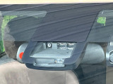 【プリクラッシュセーフティ】前方の車両等を検知し、衝突しそうな時は警報で注意を促し、ブレーキを踏む力をサポート。ブレーキを踏めなかった場合は衝突被害軽減ブレーキが作動、衝突回避をサポートします。