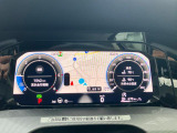 【Digital Cockpit Pro】基本の速度計とタコメーターの表示に加え、中央にドライビングデータやマップなどを少ない視線移動で視認できます。