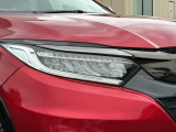 シャープなデザインの明るくて長寿命のLEDヘッドライト採用