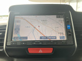 見やすい地図表示で、スムーズなナビゲーションを実現。道路状況に合わせて最適なルートを案内し、目的地まで安心してお届けします。