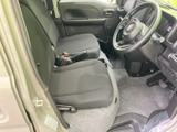 広々とした室内空間は、ドライバーもゆったりとくつろげます。運転しやすい視界と、快適な座り心地が魅力です。長距離運転も疲れにくいでしょう。
