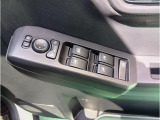 運転席ドアのパワーウィンドウスイッチと電動ドアミラーのスイッチです。