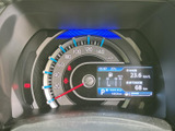 視認性の高いメーター類が、運転に必要な情報を的確に伝えます。デジタル表示で、様々な車両情報を確認できます。運転状況を把握しやすく、安全運転をサポートします。