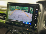 【バックカメラ】駐車時に後方がリアルタイム映像で確認できます。大型商業施設や立体駐車場での駐車時や、夜間のバック時に大活躍!運転スキルに関わらず、今や必須となった装備のひとつです!