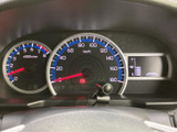 視認性の高いメーター類で、速度やエンジン回転数を一目で確認可能。運転に必要な情報を的確に把握できます。