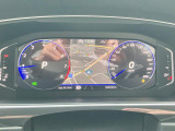 【Digital Cockpit Pro】基本の速度計とタコメーターの表示に加え、中央にドライビングデータやマップなどを少ない視線移動で視認できます。