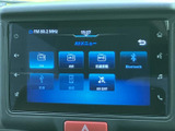 ラジオやUSB、Bluetoothなど、多彩なソースに対応。お好みの音楽で、快適な車内空間を演出できます。操作も直感的に行える設計です。