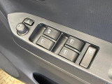【電動格納ミラー】サイドミラーは電動格納式となっており、狭い駐車場でもキズがつくリスクを抑えられます。