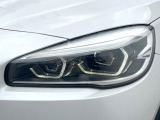 ●LEDヘッドライト:夜間走行時も良好な視界を確保し安心して運転できる高輝度LEDヘッドライトを装備!点灯速度が早く、消費電力も抑えられています。