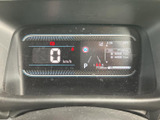 運転に必要な情報がひと目で確認できるメーターです。デジタル表示で視認性も高く、運転に集中できます。走行距離も確認できますね。