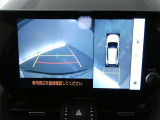 【全周囲モニター】車を上空から見下ろしたような映像をカーナビ画面に映し出し、車庫入れや縦列駐車をサポートしてくれます。