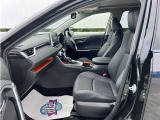 高いホールド性で運転姿勢が安定します。長距離ドライブでも疲れにくいのが魅力です。快適なドライビングライフをお送りください♪