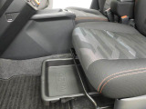 助手席シートアンダートレイ。車内の掃除用具など、車には置いておきたいけど、目につくところには置きたくない物の収納にぴったり。