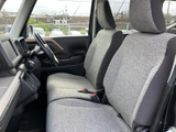 運転席からの視界は良好で、運転操作もスムーズに行えます。快適なカーライフをサポートします。