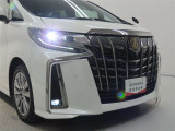 高輝度で点灯速度が速く、しかも消費電力の少ないLEDヘッドライトが装備されています!LEDの明るい光が走行中の視界の確保をサポートして、夜のドライブがより楽しく安全に運転できます♪