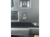 4WD/2WDの切り替えはスイッチひとつで可能。4WDにはAUTOとLOCKの2モードが用意されています。路面に応じた駆動タイプを選べます。