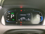 見やすいデザインのメータークラスター。必要な情報をすぐに確認でき、運転に集中できます。高い視認性で、快適なドライブをサポートします。
