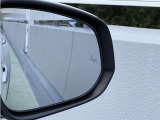 隣車線を走る車両をレーダーで検知し、ドアミラーでは確認しにくい後側方エリアに存在する車両に加え、急接近してくる車両も検知します。車両を検知するとドアミラーに搭載されたLEDインジケーターが点灯します。