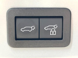 【パワーバックドア】スマートキーや運転席のボタンを押すだけでリアゲートが自動で開閉します!荷物を持っている時や、高い位置にあるバックドアを閉める際に便利な機能です♪