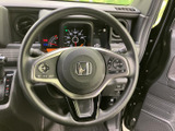 握りやすいステアリングで、快適な運転をサポートします。操作性も良く、スムーズなハンドリングを実現します。