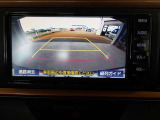 バックモニター付きで慣れない駐車場や車庫入れをサポートします。