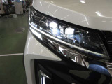オプションのプロジェクター式LEDヘッドランプ+LEDターンランプ+LEDクリアランスランプ(デイライト機能付)