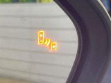 【ブラインドスポットモニター】走行中、ドアミラーの死角になりやすい箇所に後続車が接近するとサイドミラーのレンズに警告を表示!ドライバーに注意喚起をしてくれます。